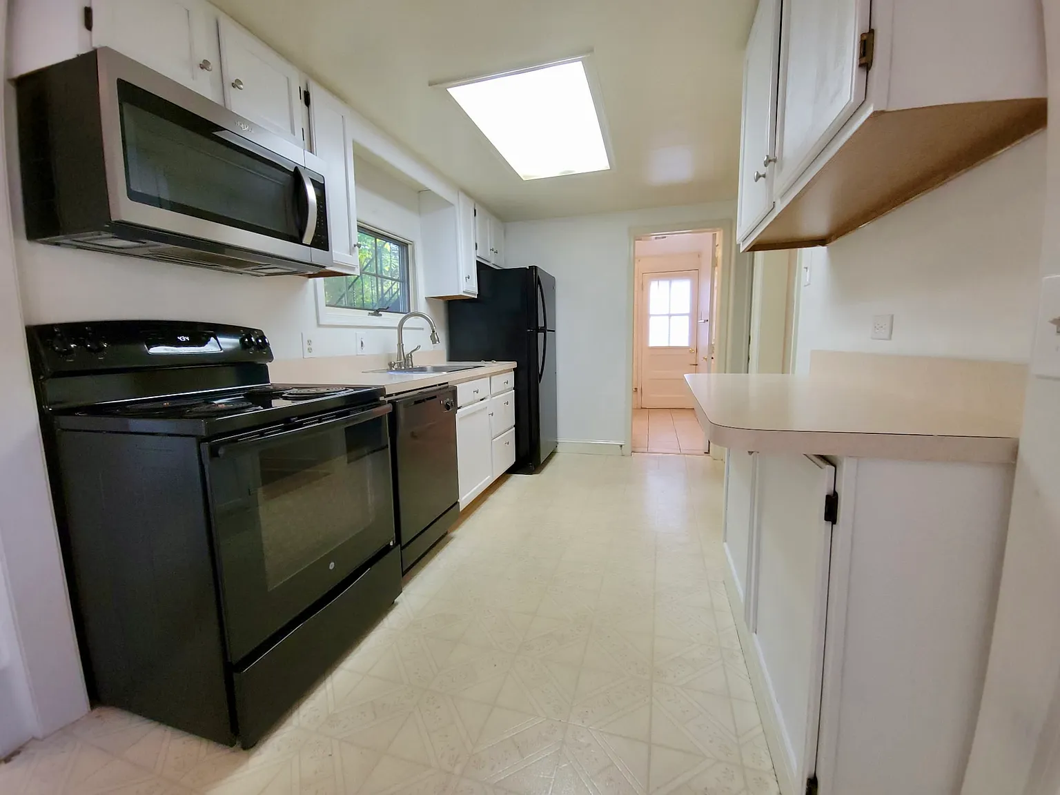 2 bed, 1000 sqft, $1,790 — Photo 3