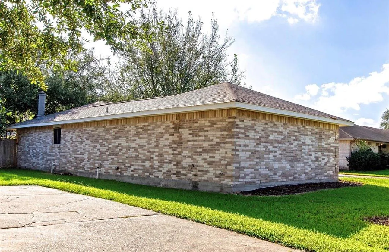 3 bed, 2.0 bath, 1569 sqft, $1,800 — Photo 3
