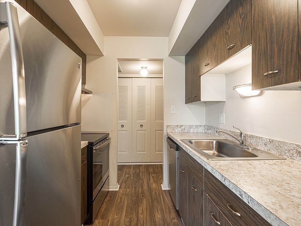 Modern and Updated kitchens at Knottingham Apartments in Clinton Township, MI
