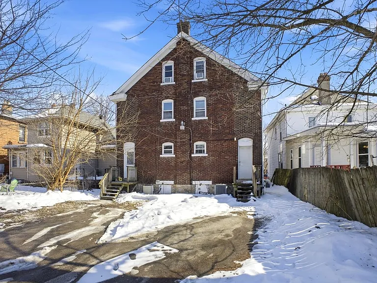 2209 Summit St — Photo 13