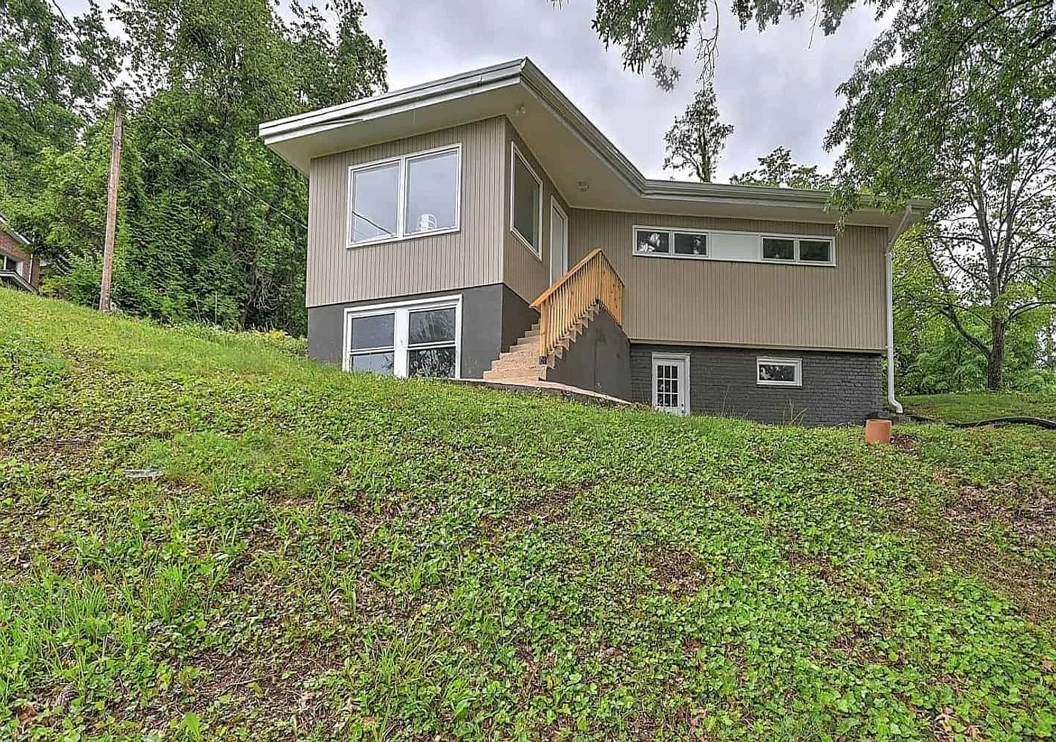 Renovated 34 Bedroom Home for Rent | 2,700+ Sq Ft | Bristol TN — Photo 1