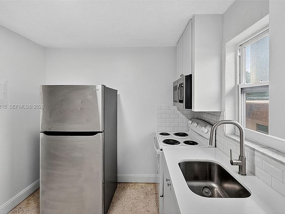 4th image of 458 SW 9th St #2