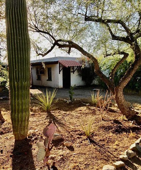 237 E Delano St — Photo 1