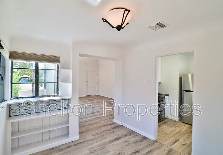 1802 N Laurel Ave — Photo 11