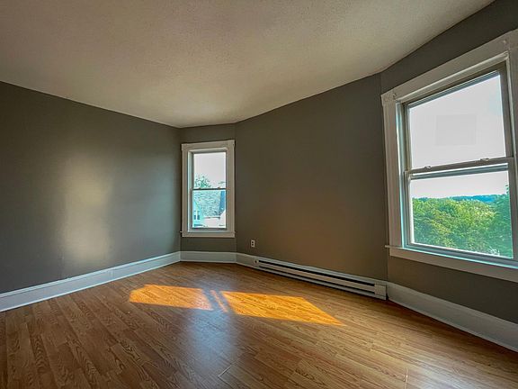 5th image of 61 Laurel St #3