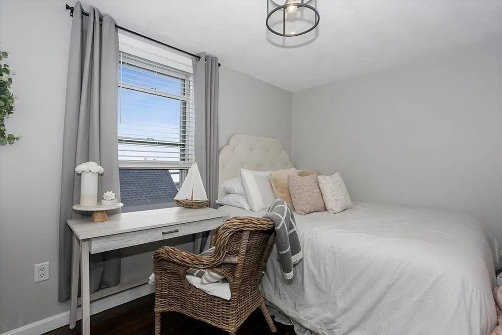 3 bed, 1.0 bath, 1400 sqft, $3,300 — Photo 3