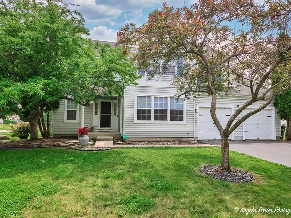 179 Cascade Dr, Crystal Lake, IL 60012