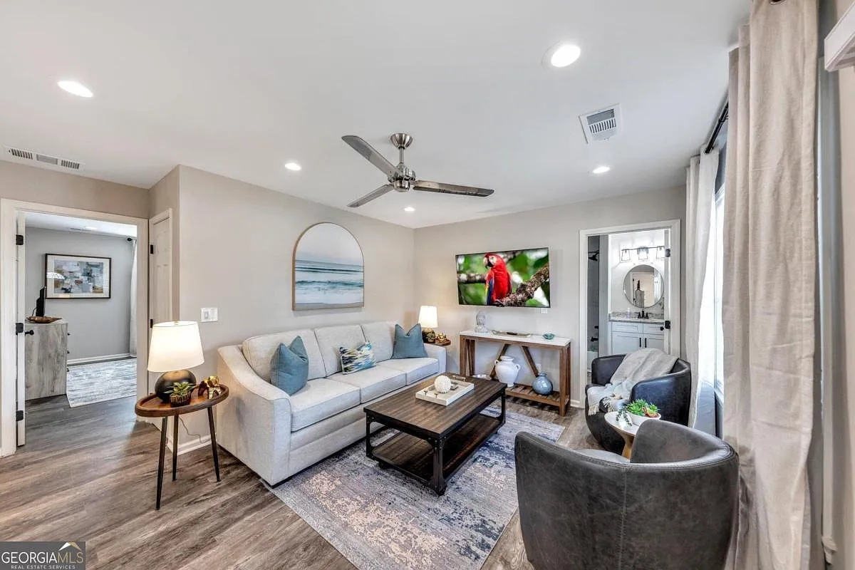 3 bed, 2.0 bath, 1100 sqft, $4,800 — Photo 2