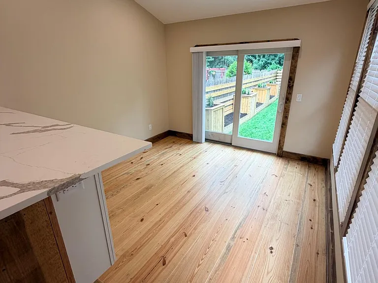 121 E Union St — Photo 12