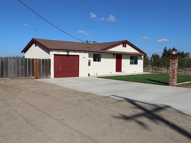 1441 E Barnhart Rd — Photo 2