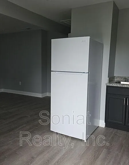 924 Deslonde St #B — Photo 5