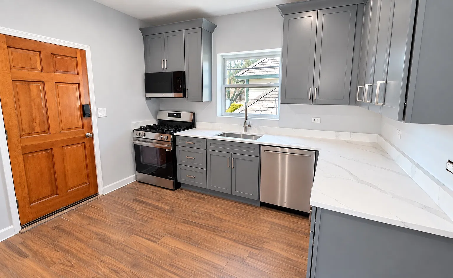 3 bed, 1400 sqft, $2,400 — Photo 3
