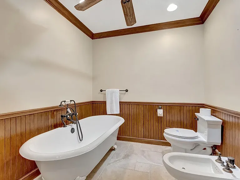 7415 Woodland Creek Ln — Photo 24