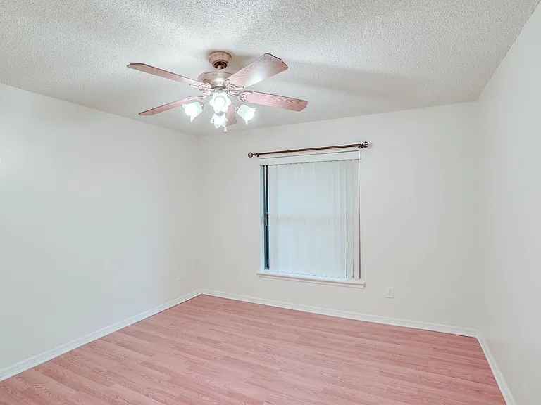 407 Douglas Way — Photo 9