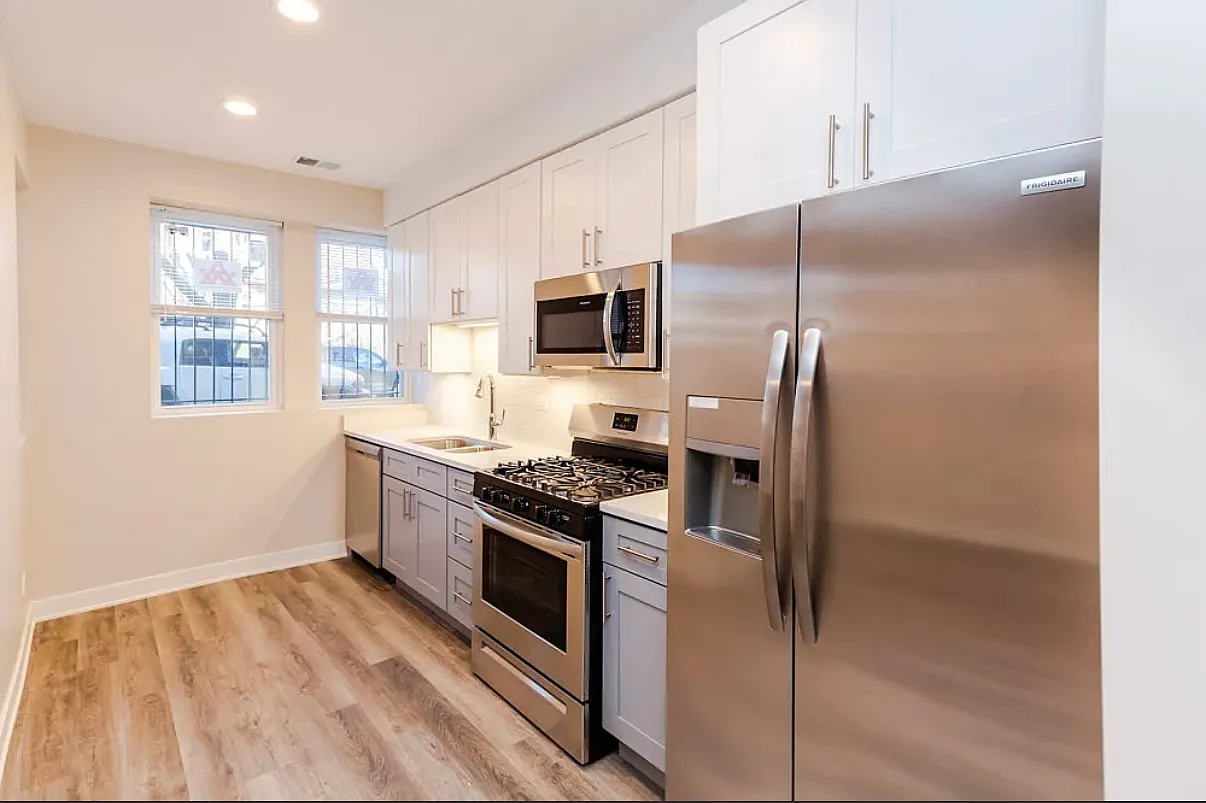 2 bed, 900 sqft, $1,950 — Photo 2