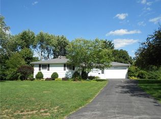 37 Lynnhaven Ct, Rochester, NY 14618