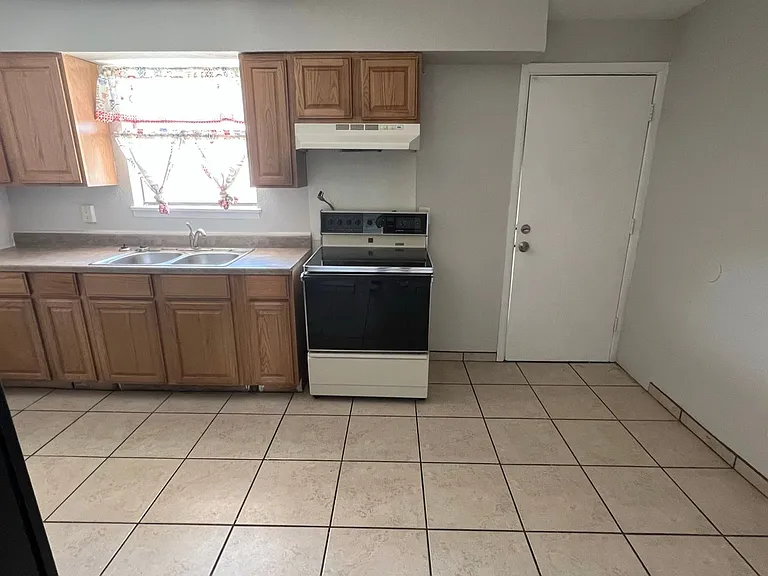 1355 Roosevelt St — Photo 6