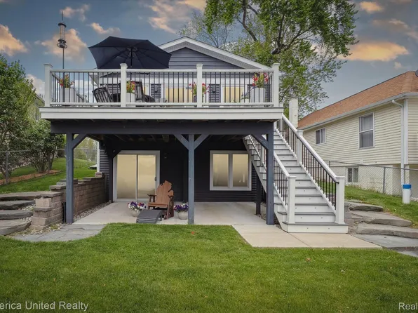 11449 Sunset Blvd, Pinckney, MI 48169