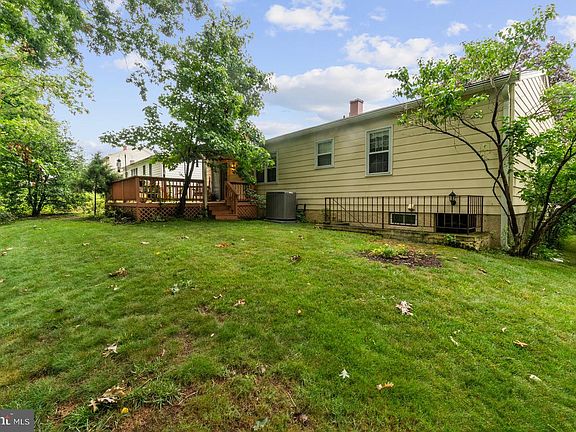 4th image of 1010 Pleasant Valley Dr