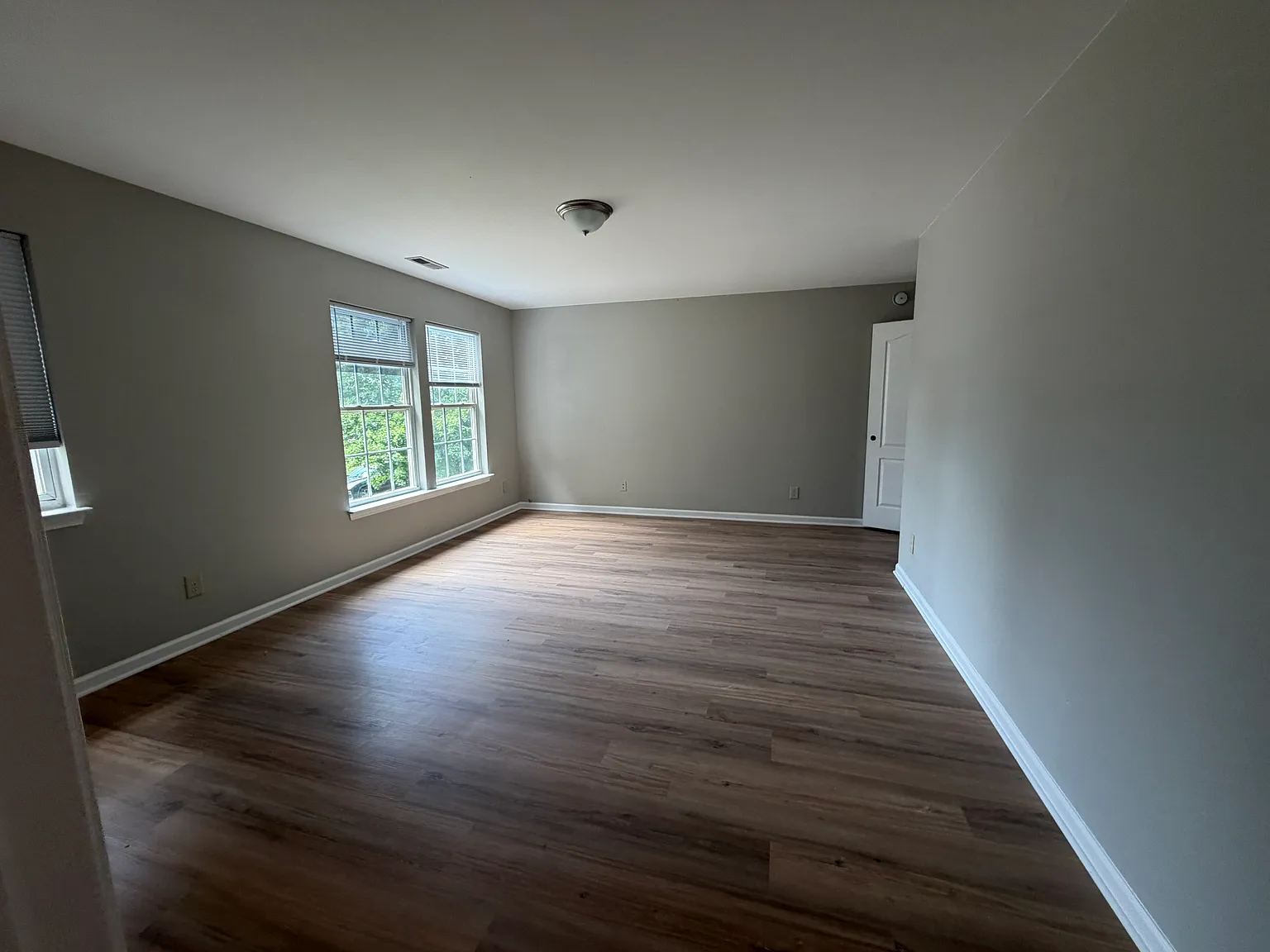 3 bed, 2.5 bath, 2392 sqft, $2,350 — Photo 3