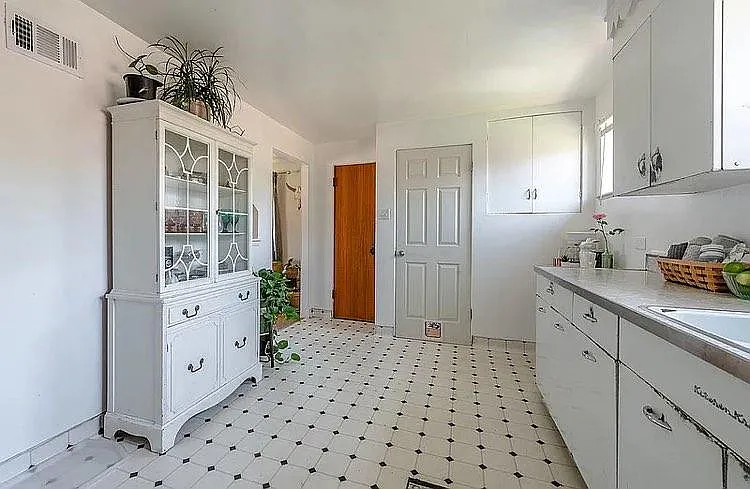 3431 N Harrison St — Photo 14