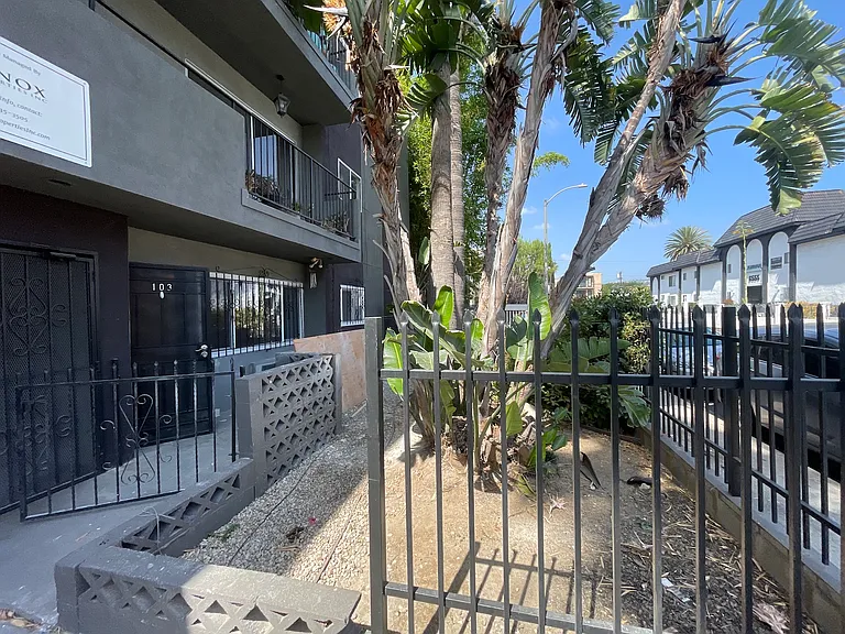 La Mirada Ave — Photo 15