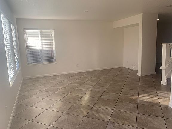 4th image of 1468 E Almond Ave