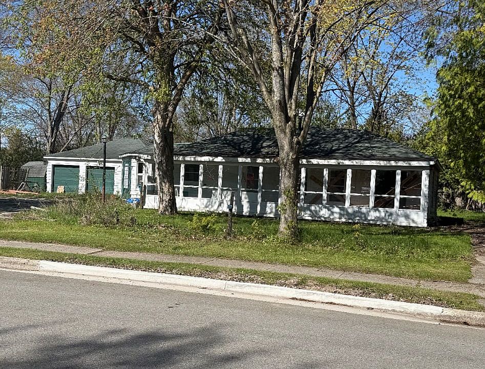 1st image of 211 N Lapeer St