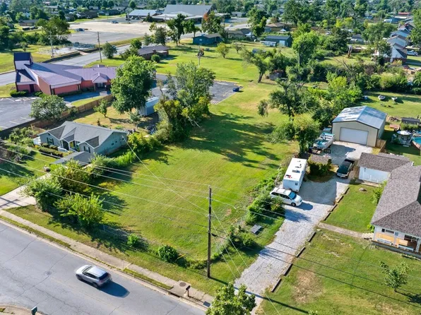 Oak St, Rogers, AR 72758