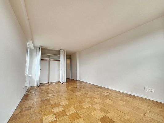 3rd image of 3660 Oxford Ave APT 14E