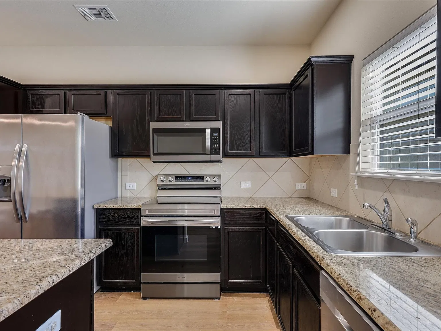 4 bed, 2.5 bath, 1610 sqft, $1,995 — Photo 1