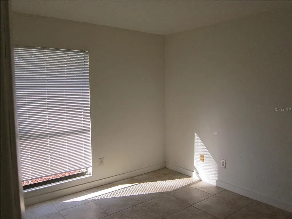 2 bed, 1.0 bath, 930 sqft, $1,000 — Photo 2