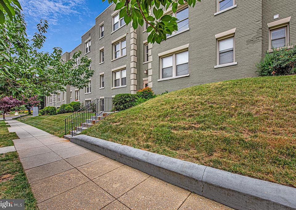 1st image of 4408 1st Pl NE APT 33