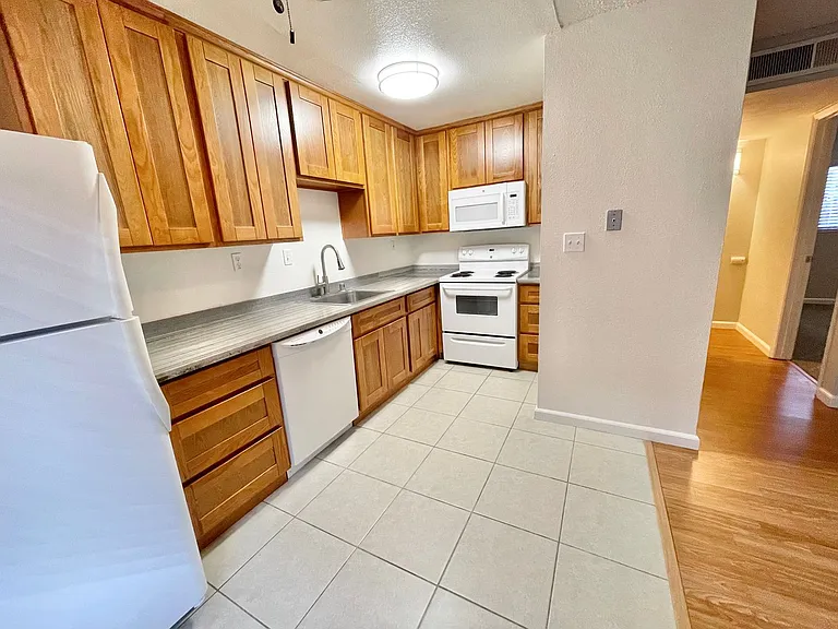 1619 G Street — Photo 7