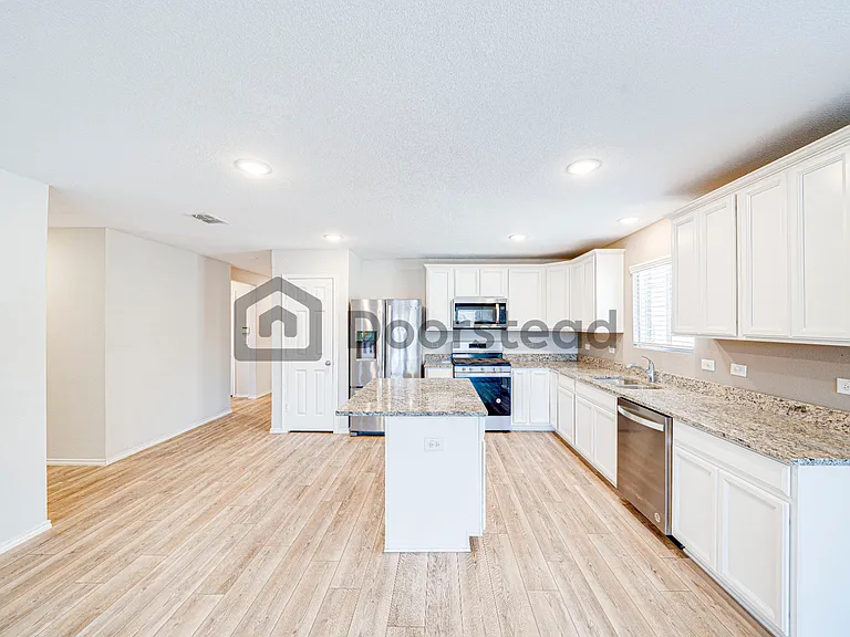 3008 Lakewood Ln — Photo 2