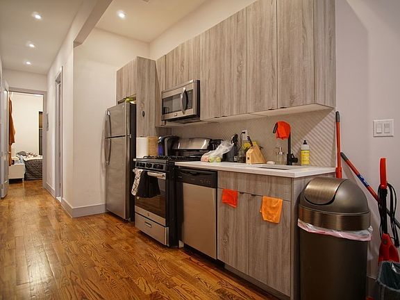 3rd image of 276 Chauncey St APT 2R