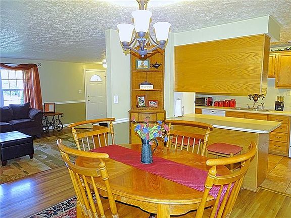 4th image of 212 212 Farmbrook Dr