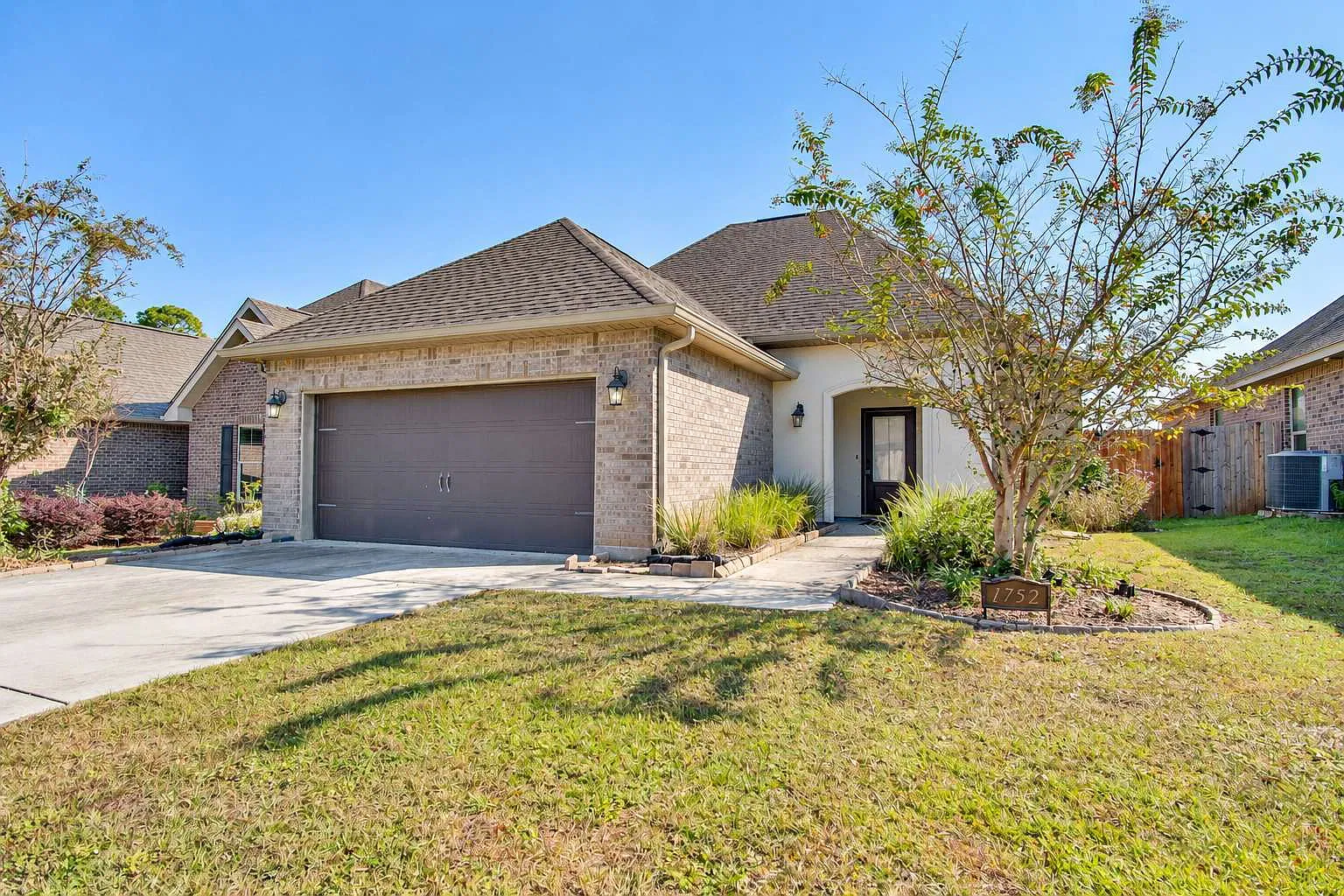 3 bed, 2.0 bath, 1974 sqft, $2,300 — Photo 1