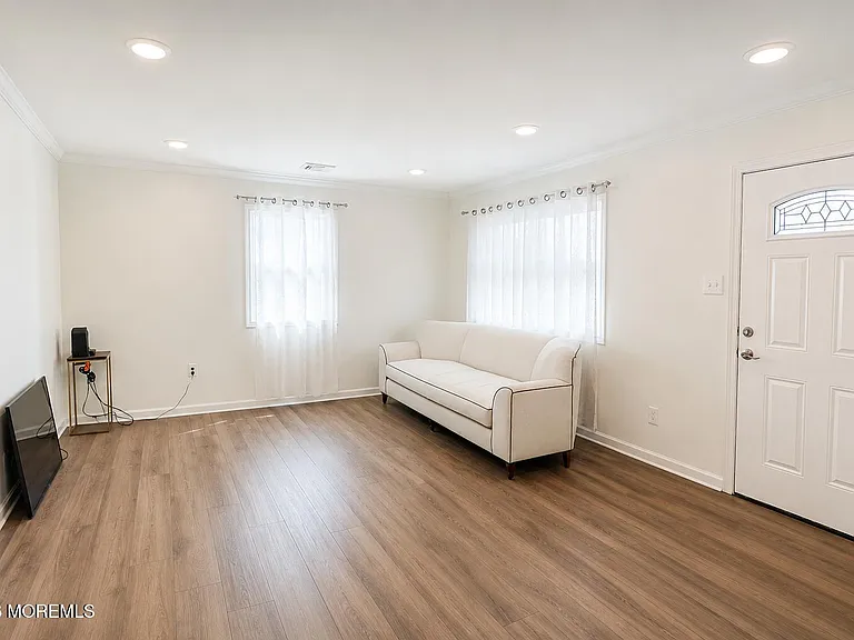 837 Forest Ave — Photo 3