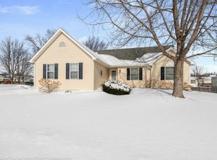 205 E Maplewood Dr, Sycamore, IL 60178