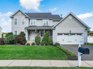 3 Oak Leaf Dr, Belford, NJ 07718