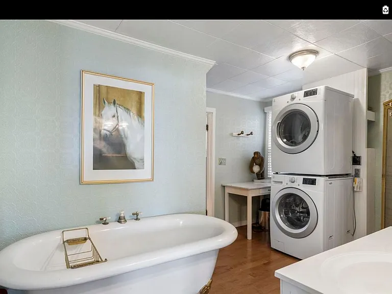 Main level bath