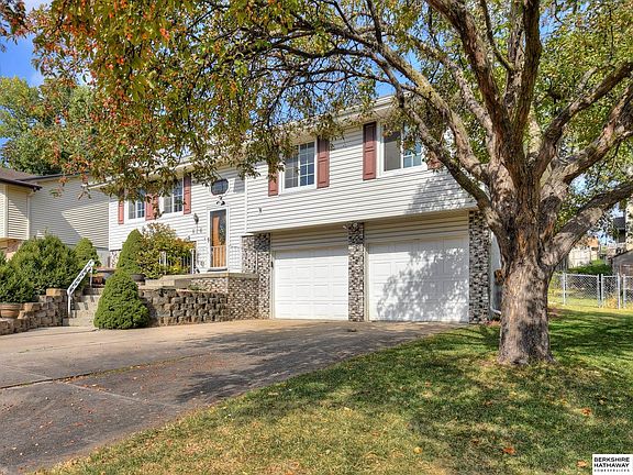 3rd image of 826 Redwood Ln