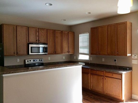 3rd image of 142 Silverspring Pl APT B
