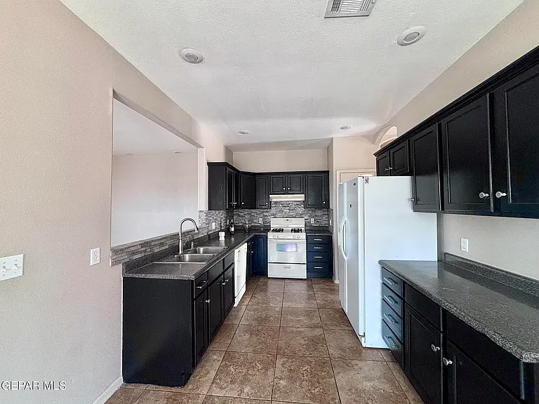 1573 Kenazo Ave — Photo 8