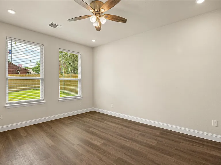 2414 Forest Hill Ln — Photo 17