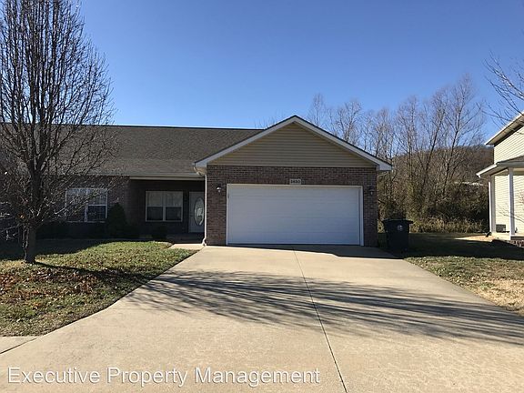 3rd image of 2850 Larkspur Ct