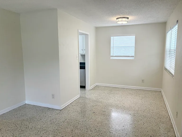 218 Seville Rd — Photo 5