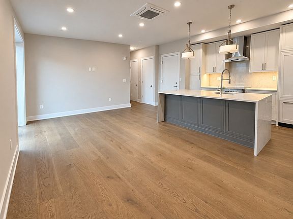 5th image of 804 E 7th St #302