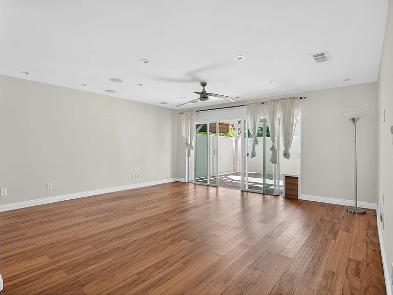 8007 Louise Ave — Photo 11